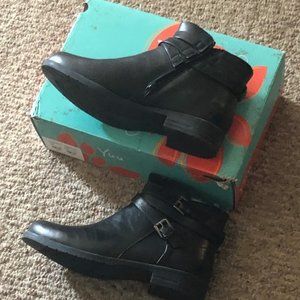 New in Box Yu boots